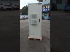 স্টেইনলেস স্টীল স্ক্রু এবং বাদাম জন্য বর্ধিত জারা প্রতিরোধের 40U বহিরঙ্গন টেলিযোগাযোগ মন্ত্রিসভা সঙ্গে একটি