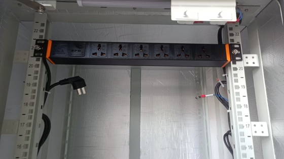 কালো 200 - 240VAC 32A শক্তি বিতরণের জন্য C13 / C19 আউটলেট সহ উল্লম্ব PDU পাওয়ার ডিস্ট্রিবিউশন ইউনিট